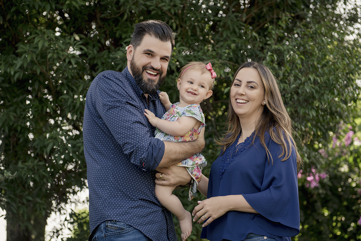 Foto de bebe em caxias do sul fotografa morgana perini bebe com os pais de azul marinho
