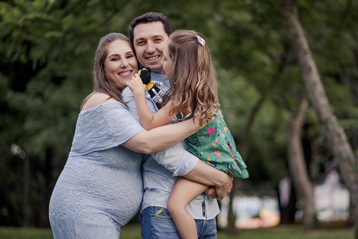 Foto de gestante em caxias do sul fotografa morgana perini familia braçada azul e verde