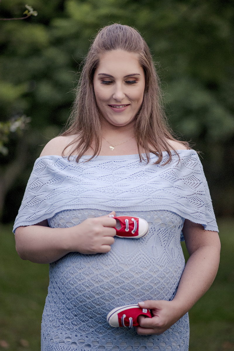 Foto de gestante em caxias do sul fotografa morgana perini mae vestido azul sapatos bebe vermelho