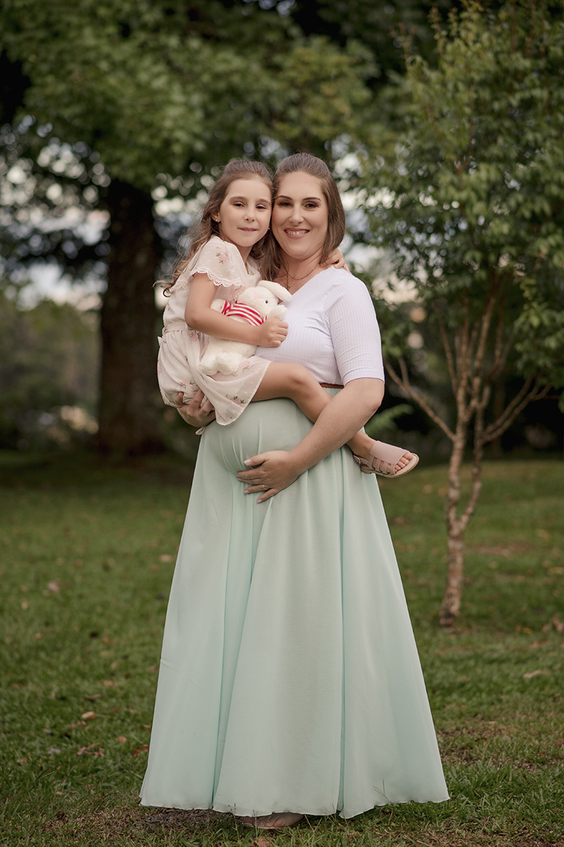 Foto de gestante em caxias do sul fotografa morgana perini mae filha no colo