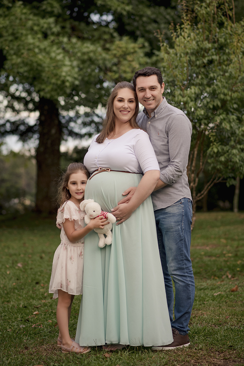 Foto de gestante em caxias do sul fotografa morgana perini filha e pai abraçados mae