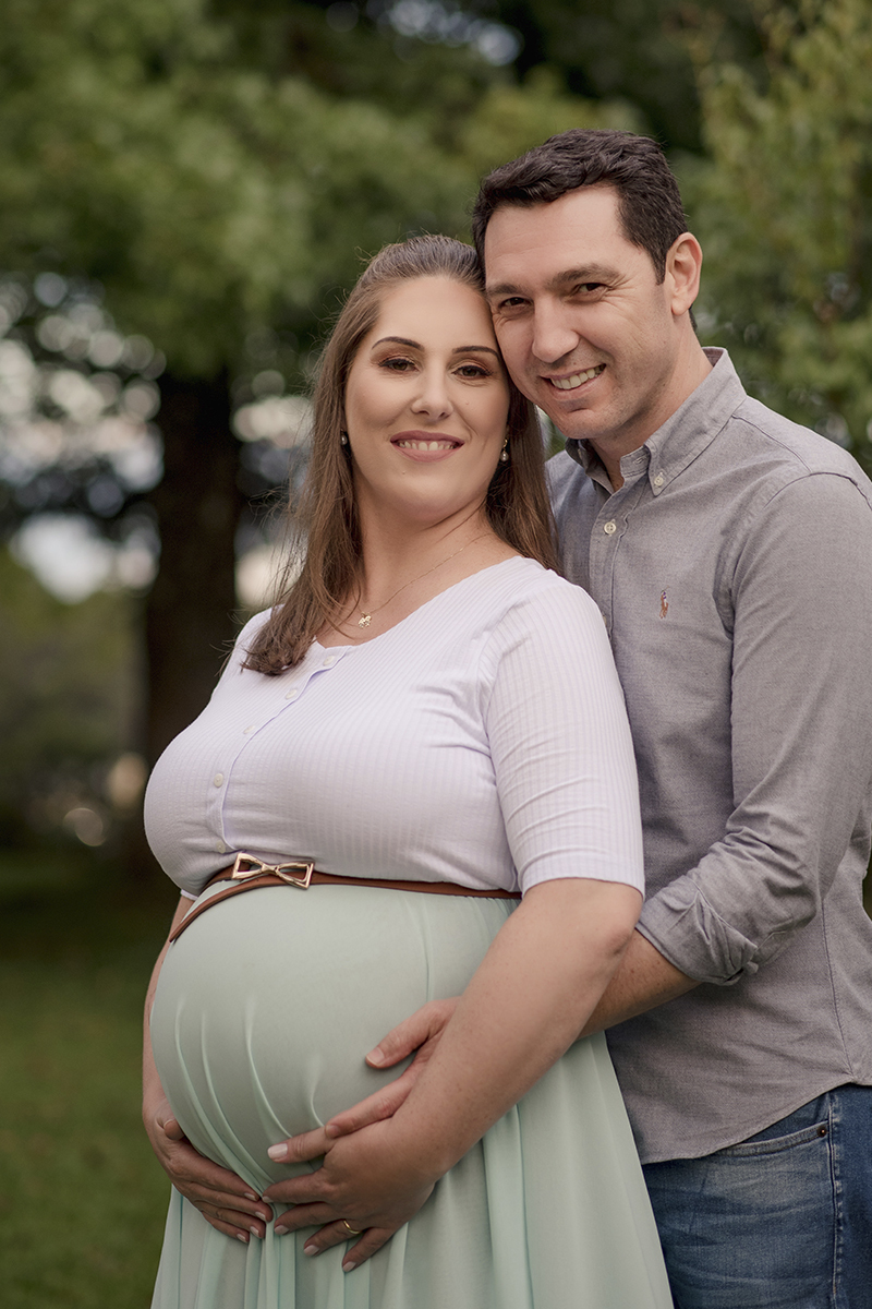 Foto de gestante em caxias do sul fotografa morgana perini casal abraçado verde cinza e branco