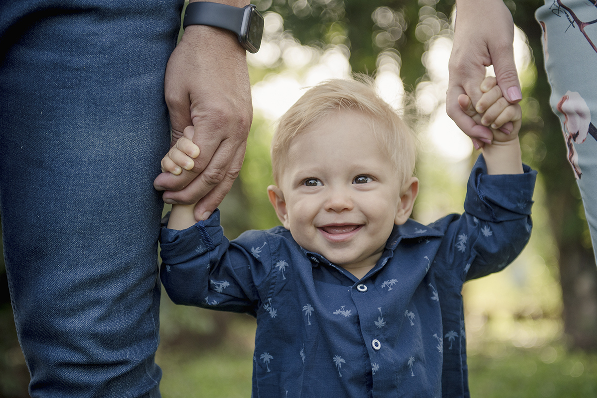 Foto de bebe em caxias do sul fotografa morgana perini bebe azul maos dadas pai