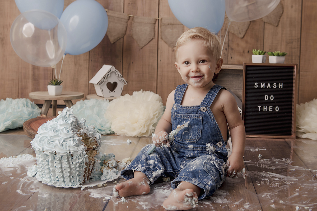 Foto de bebe em caxias do sul fotografa morgana perini bebe sujo de bolo jardineira