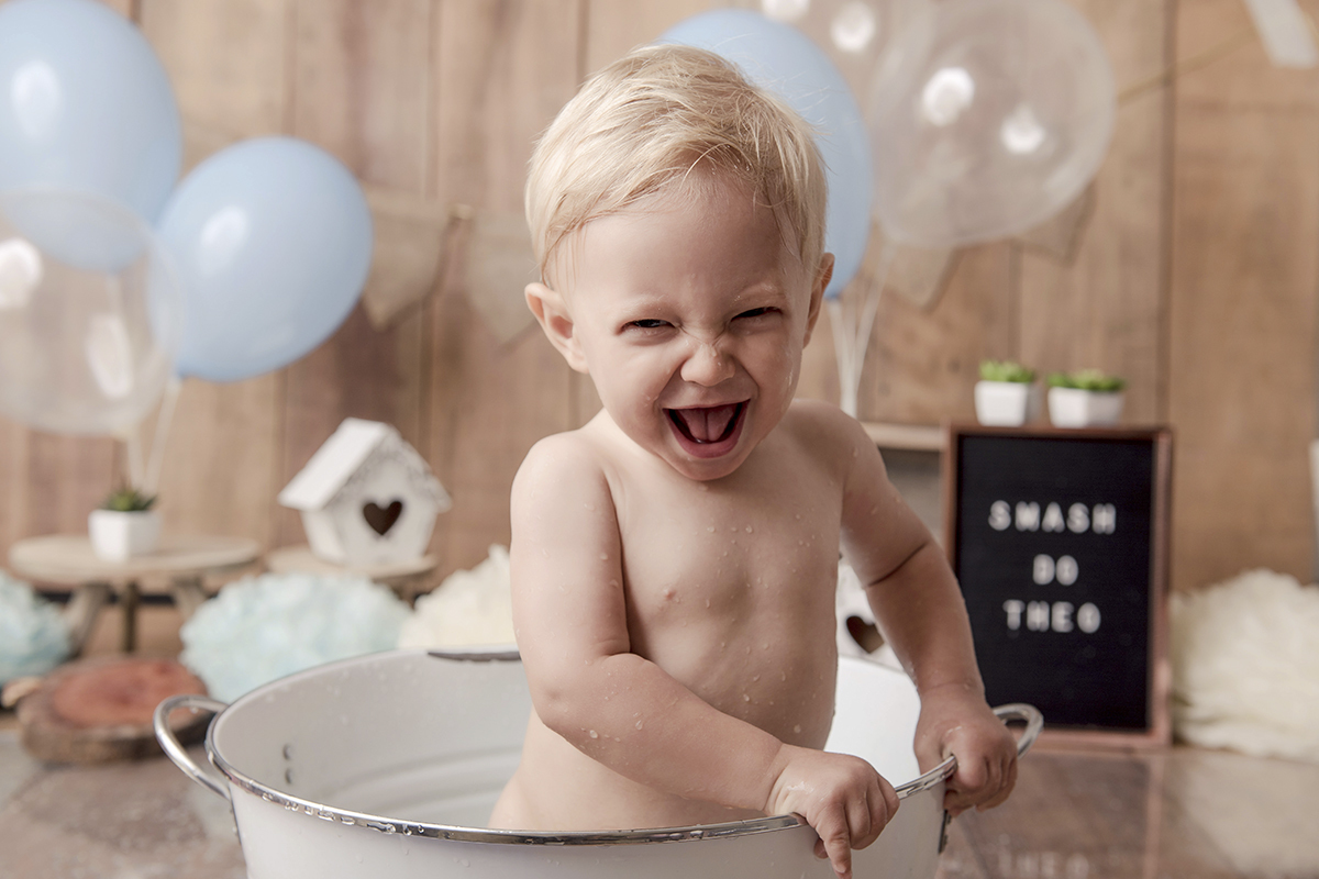 Foto de bebe em caxias do sul fotografa morgana perini bebe sorrindo na banheiraloiro
