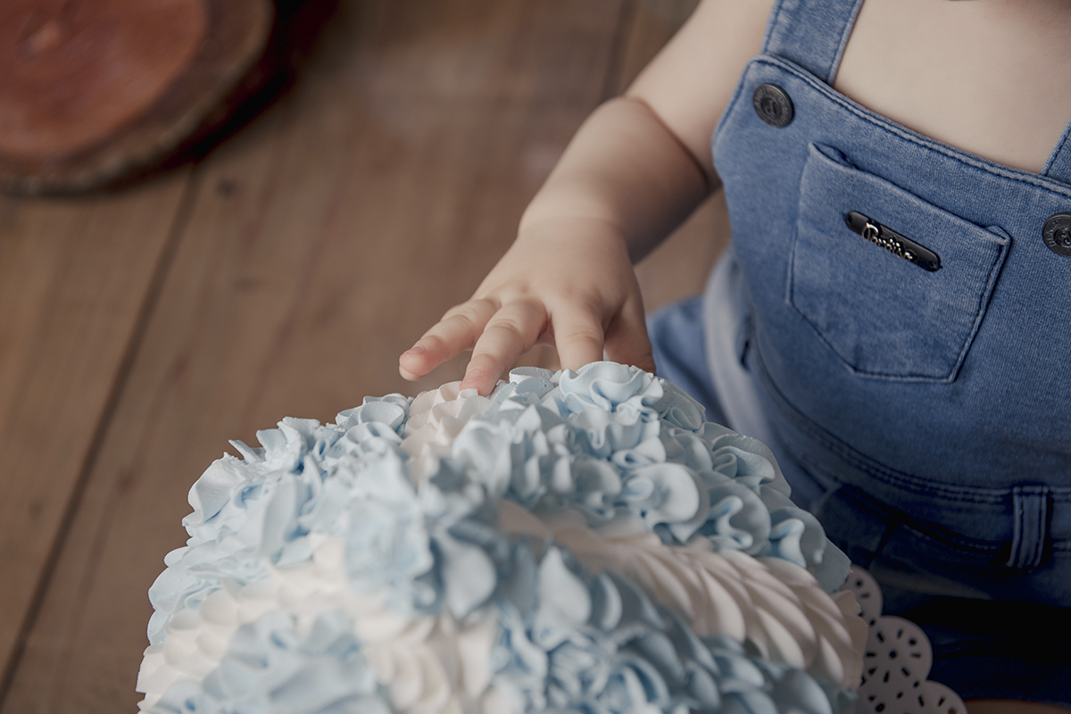 Foto de bebe em caxias do sul fotografa morgana perini bebe bolo de azul e branco