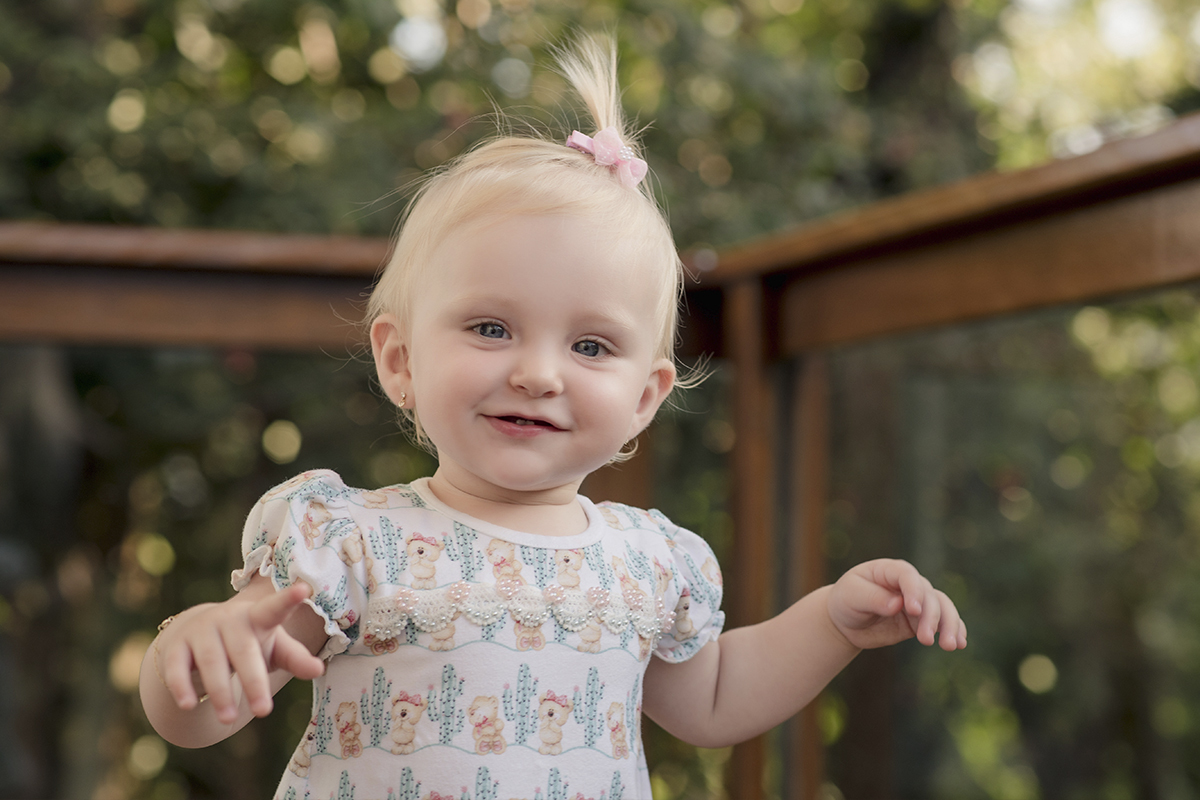 Foto de bebe em caxias do sul fotografa morgana perini bebe sorrindo varanda