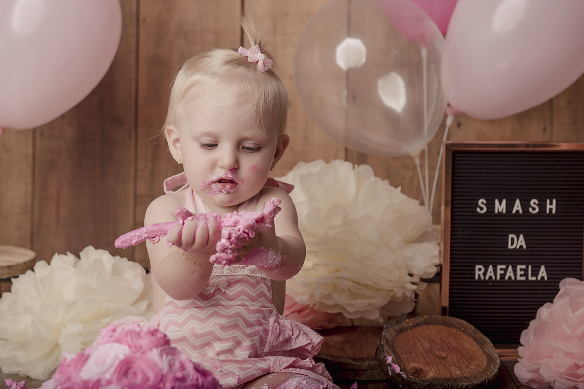 Foto de bebe em caxias do sul fotografa morgana perini bebe lambusada de bolo rosa