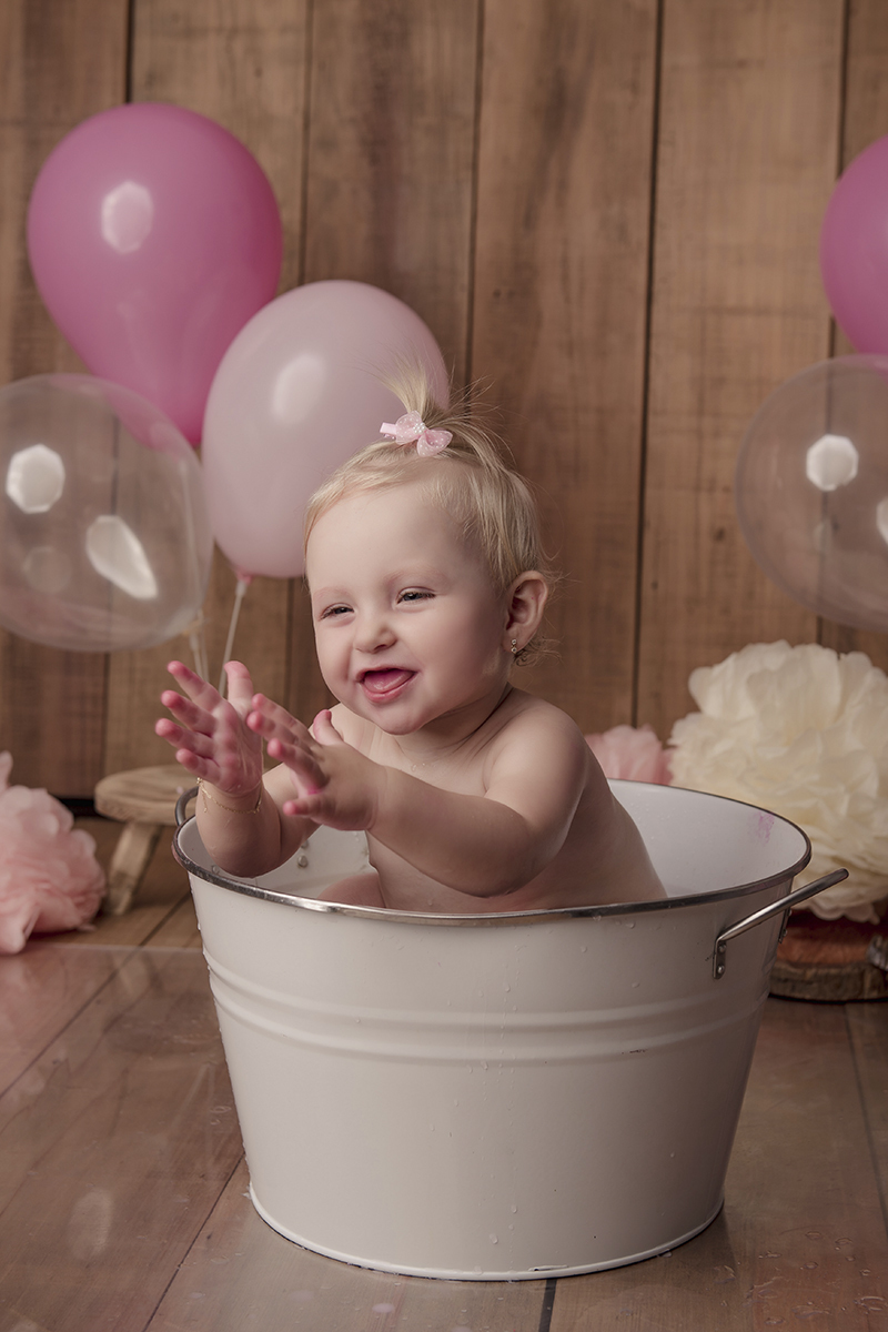 Foto de bebe em caxias do sul fotografa morgana perini menina loira banheira agua