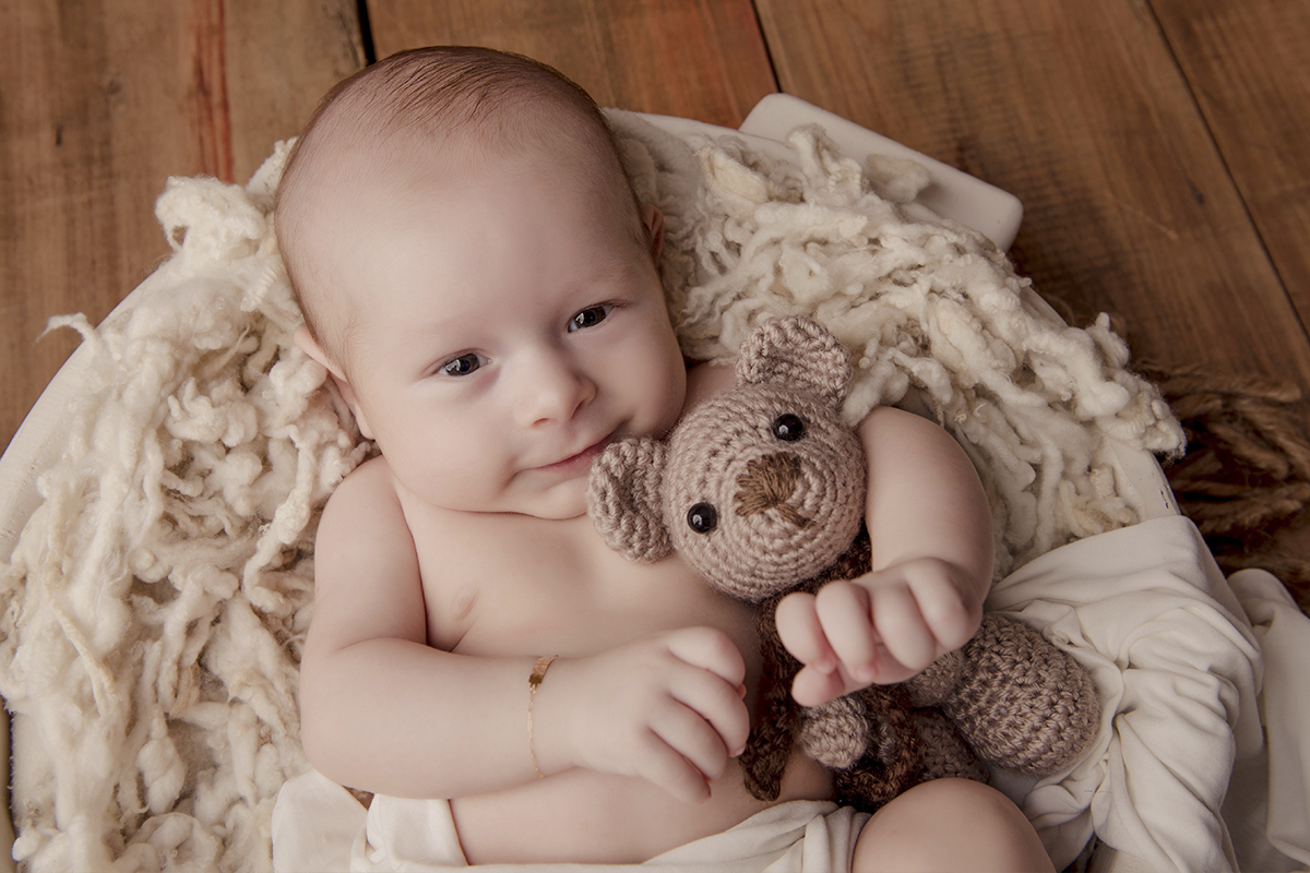 Foto de bebe em caxias do sul fotografa morgana perini bebe com ursinho de croche