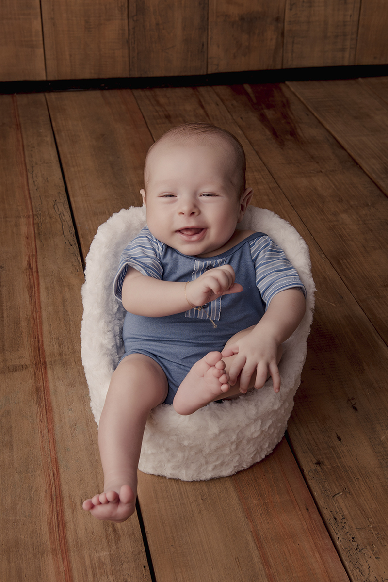 Foto de bebe em caxias do sul fotografa morgana perini bebe sentado sorrindo