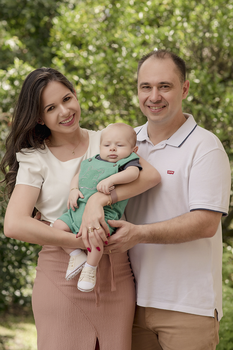 Foto de bebe em caxias do sul fotografa morgana perini bebe roupa verde colo pais