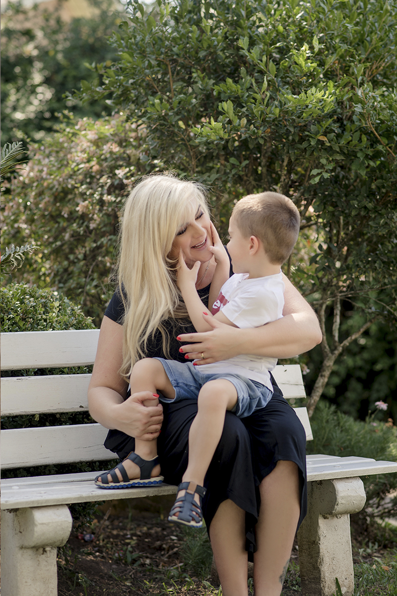 Foto criança em caxias do sul fotografa morgana perini mae loira vestido preto filho colo