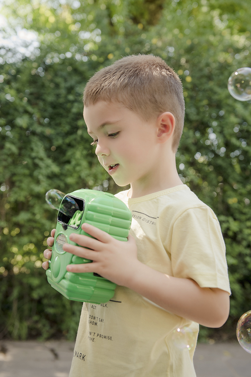 Foto criança em caxias do sul fotografa morgana perini menino com maquina de bolhas