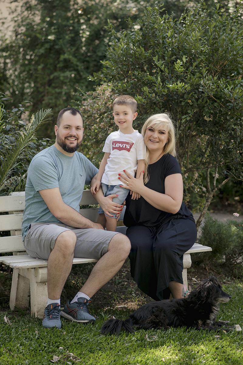 Foto criança em caxias do sul fotografa morgana perini familia pais  filho com cachorro