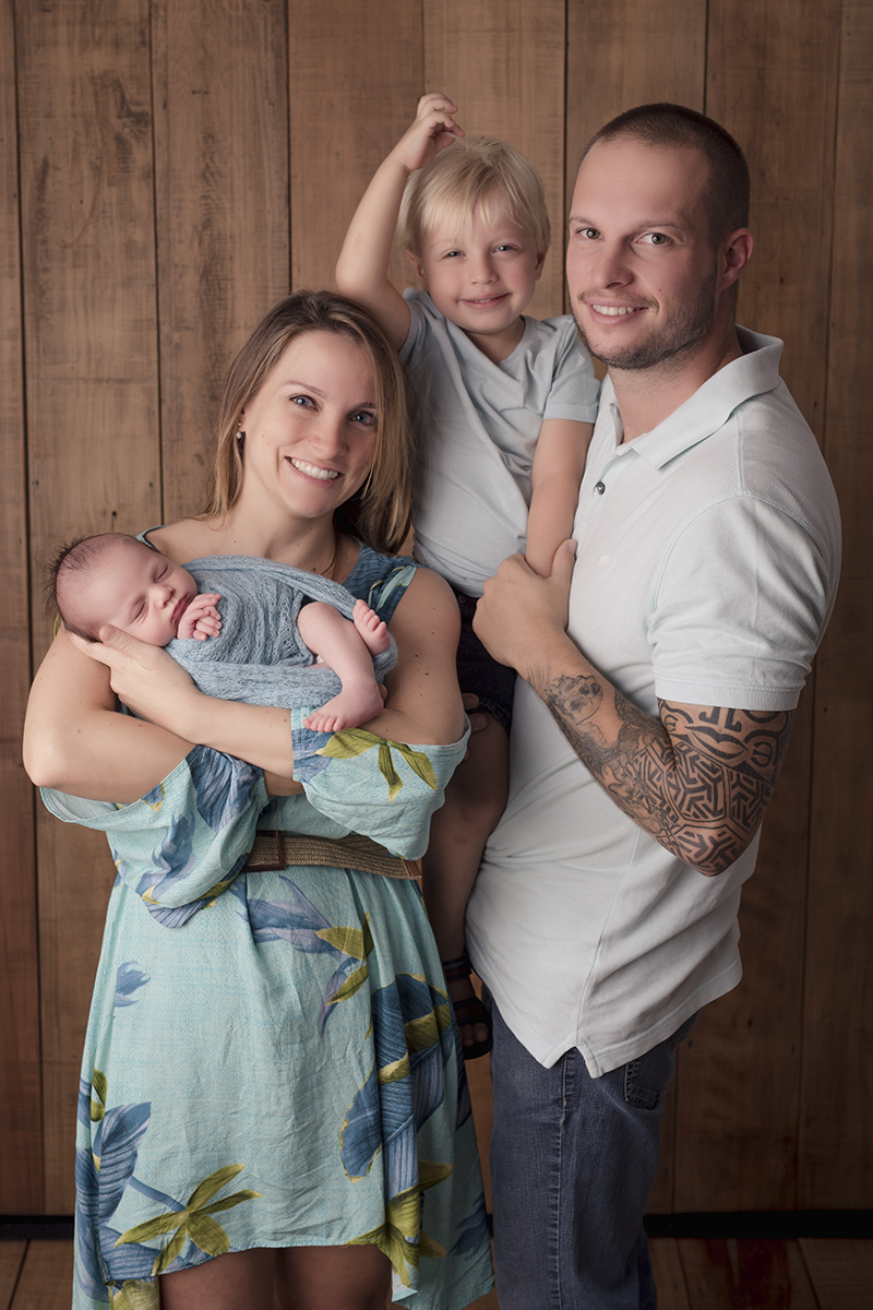 Foto newborn em caxias do sul fotografa morgana perini familia azul e cinza