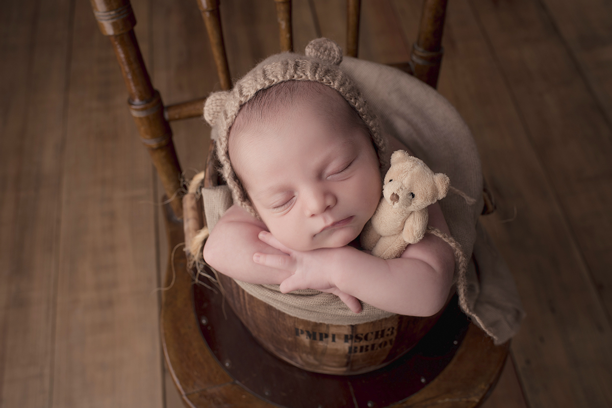 Foto newborn em caxias do sul fotografa morgana perini bebe tons marrons urso