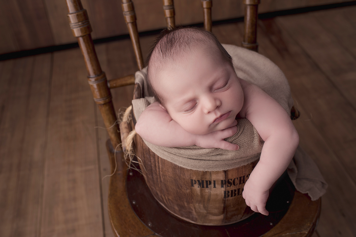 Foto newborn em caxias do sul fotografa morgana perini bebe com bracinho largadinho 