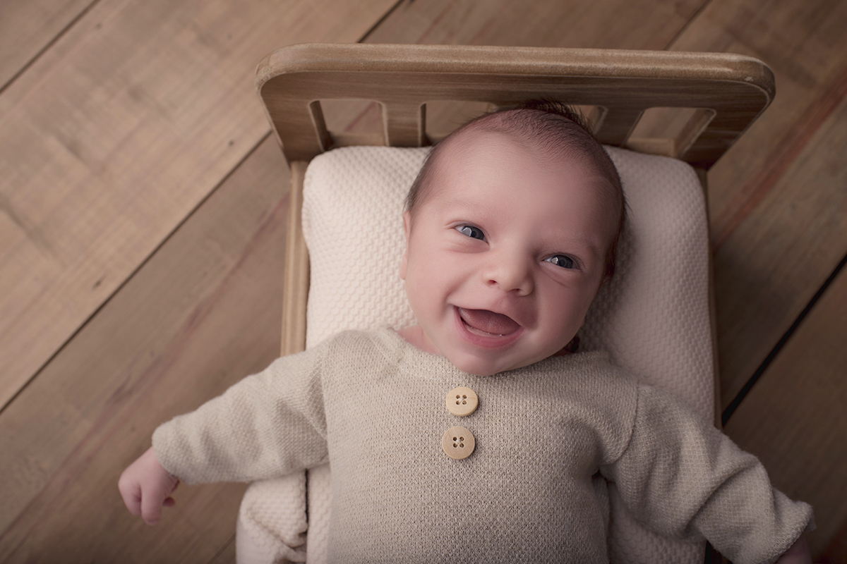 Foto newborn em caxias do sul fotografa morgana perini bebe na caminha sorrindo