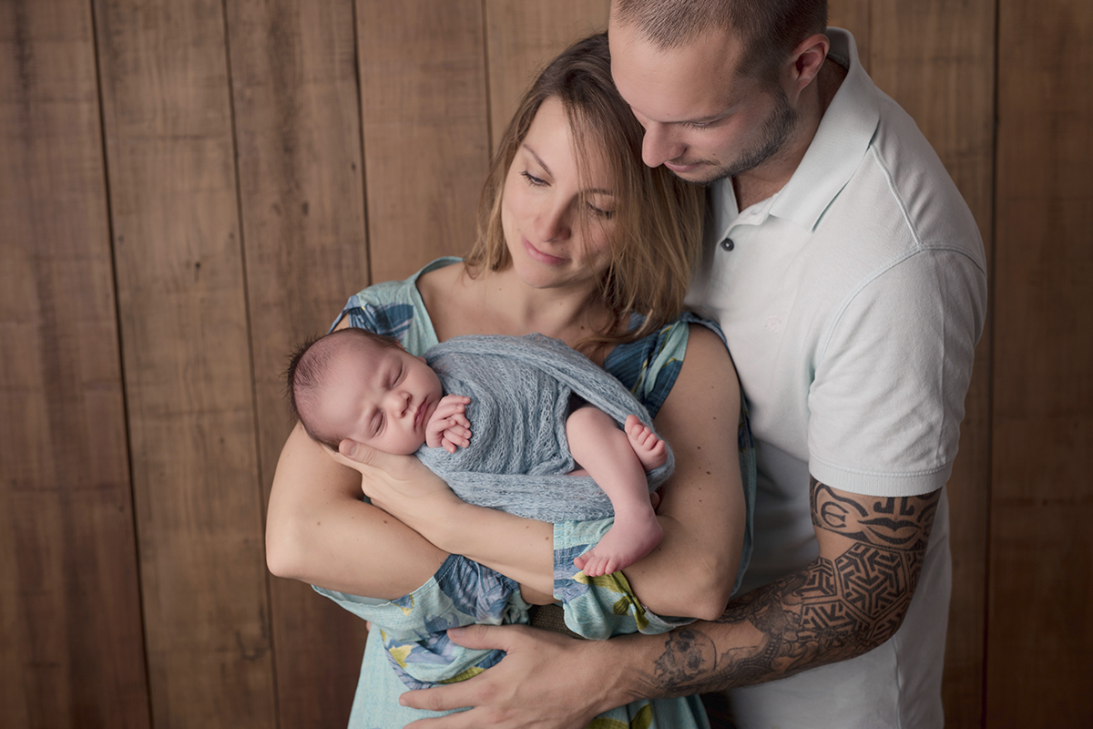 Foto newborn em caxias do sul fotografa morgana perini pais abraçados com bebe