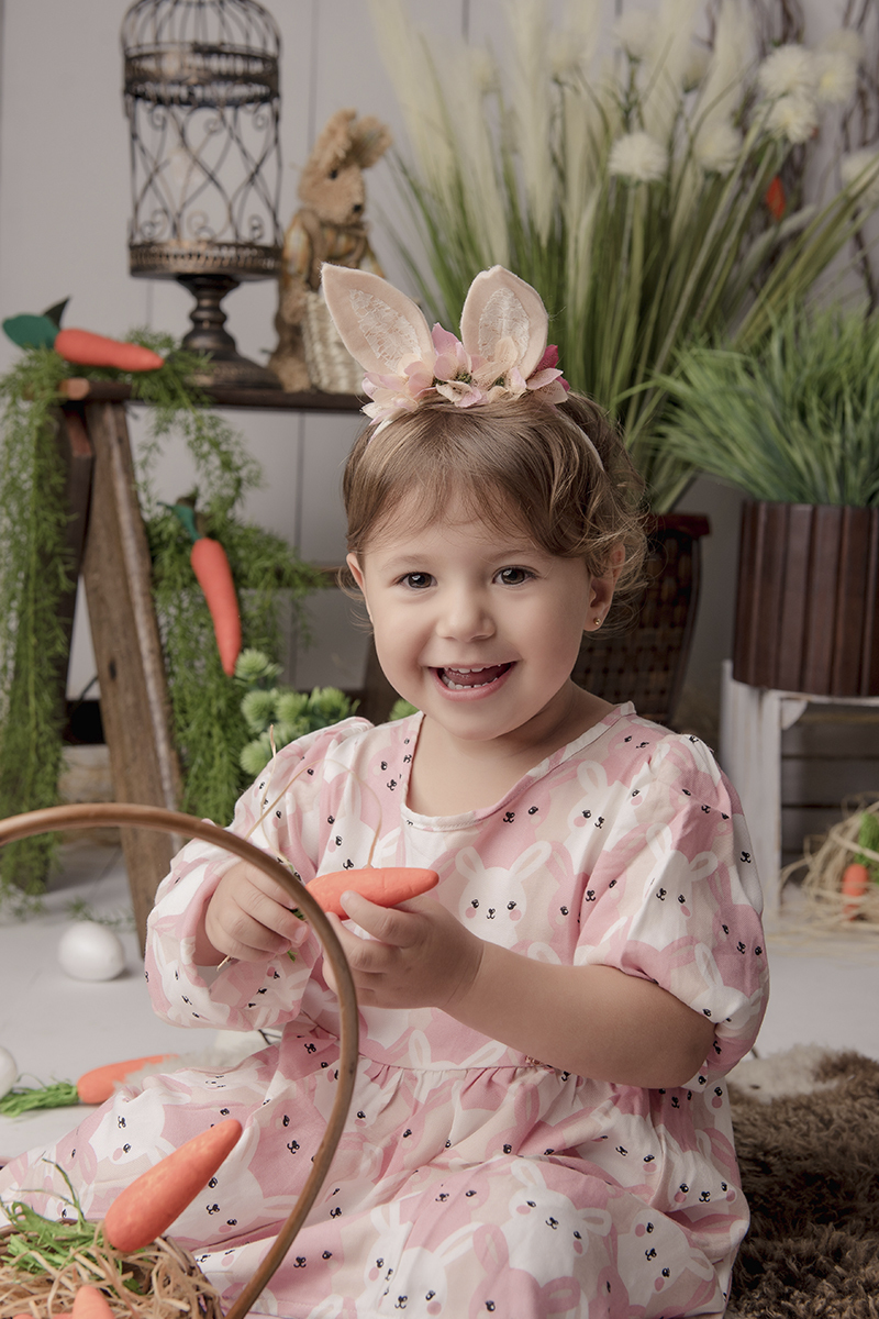 Foto criança em caxias do sul fotografa morgana perini menina pascoasorrindo