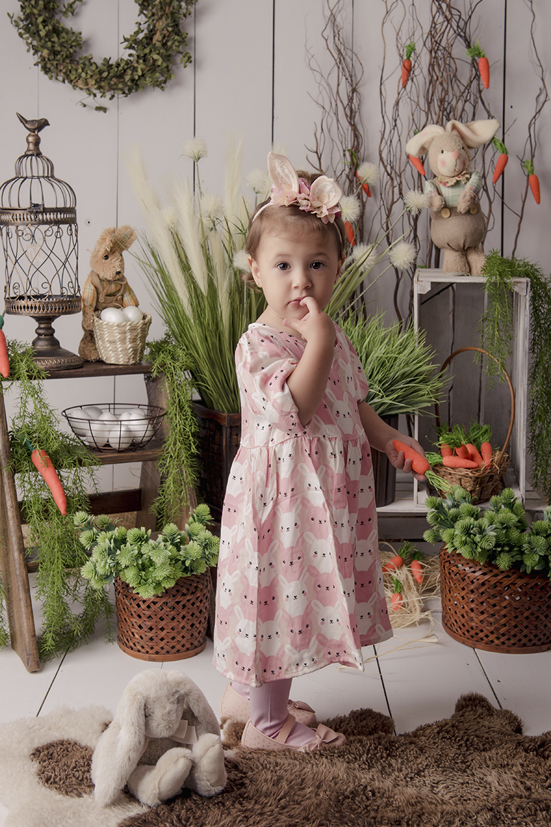 Foto criança em caxias do sul fotografa morgana perini menina pascoa dedo na boca