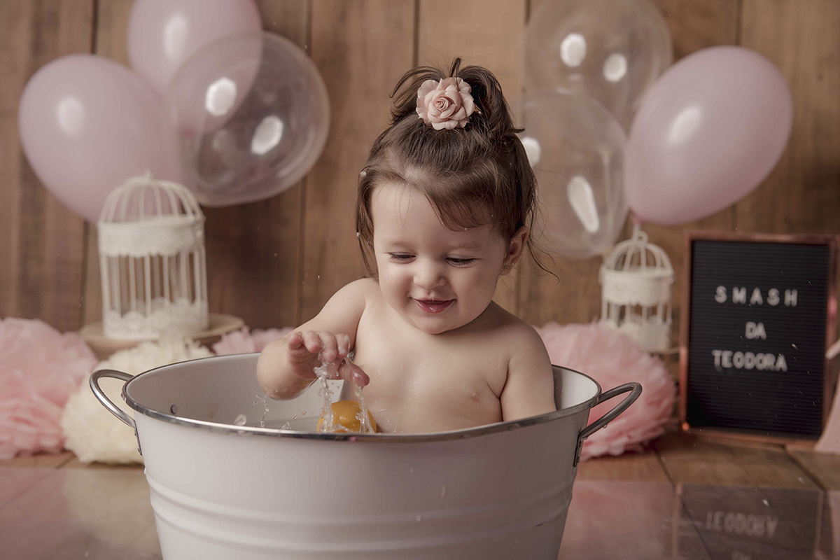 Foto de bebe em caxias do sul fotografa morgana perini brincando com patinho amareo banheira