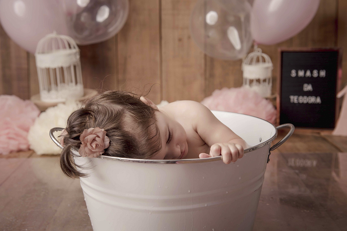 Foto de bebe em caxias do sul fotografa morgana perini deitada banheira chuca rosa