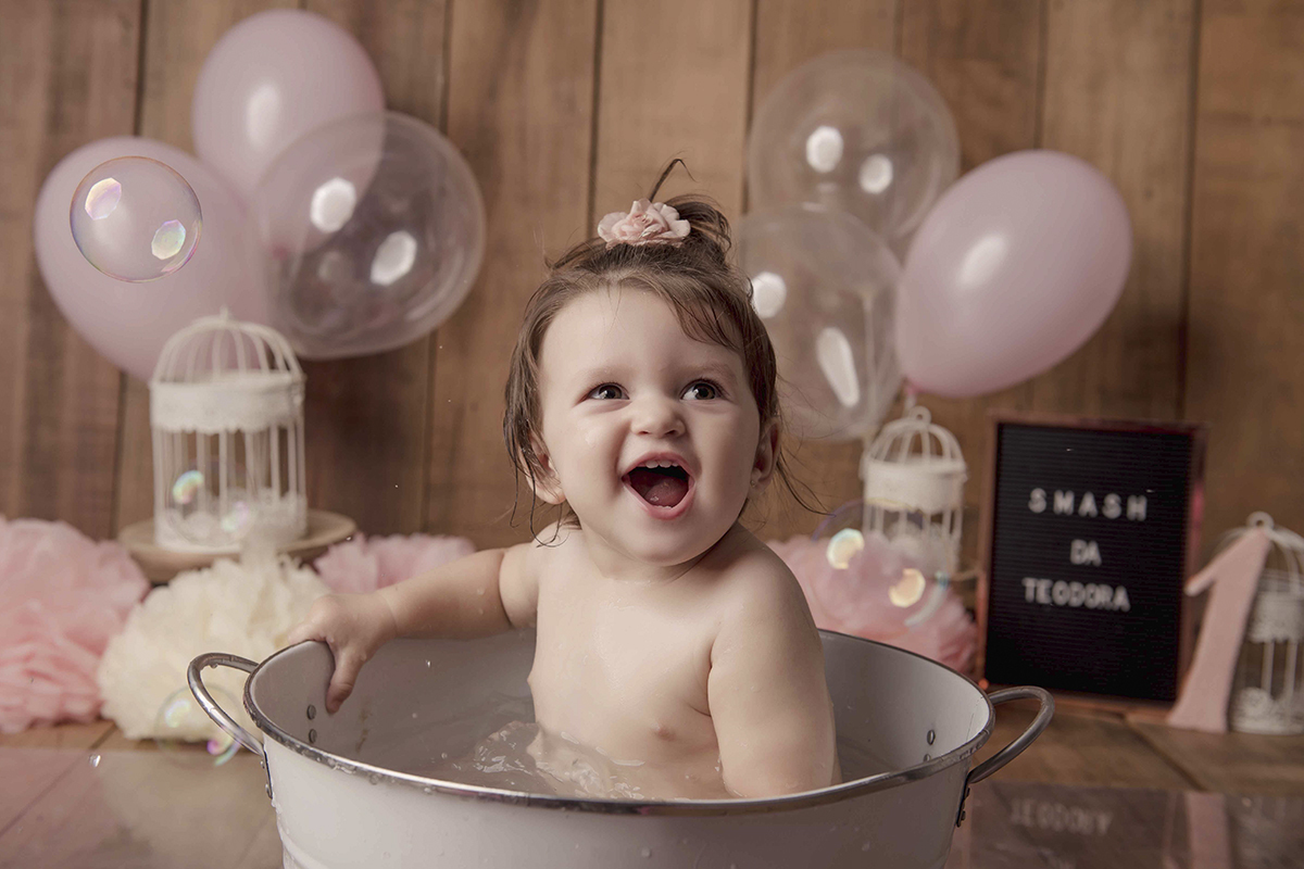 Foto de bebe em caxias do sul fotografa morgana perini sorrindo na banheira