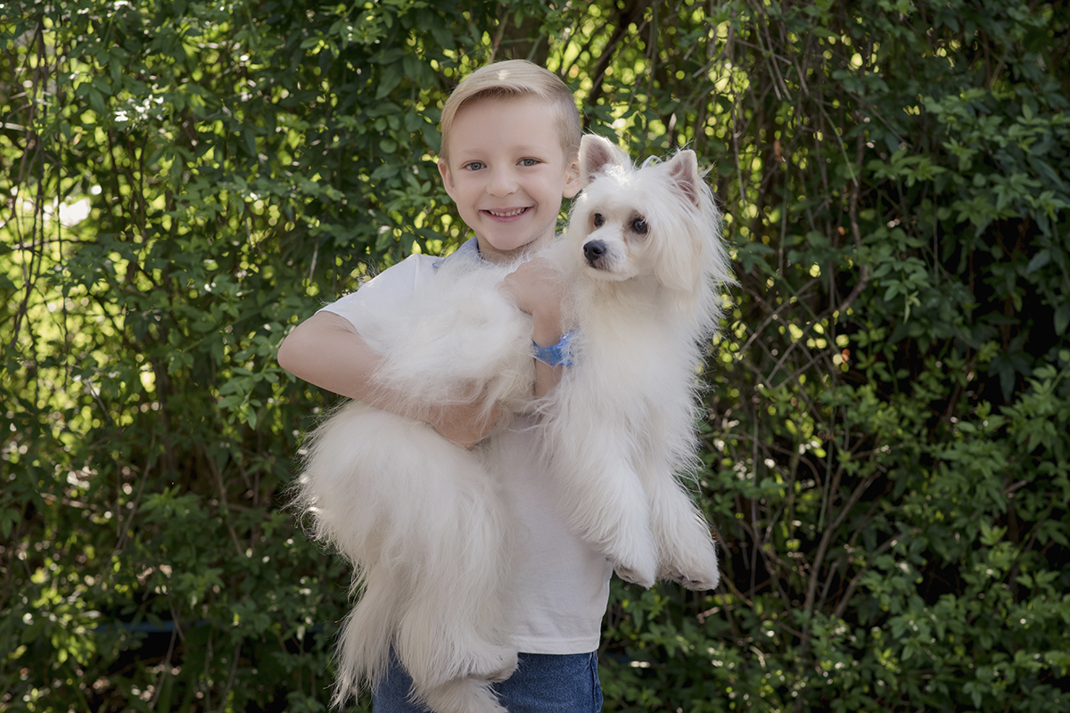  Foto de familia em caxias do sul fotografa morgana perini menino com cachorro branco