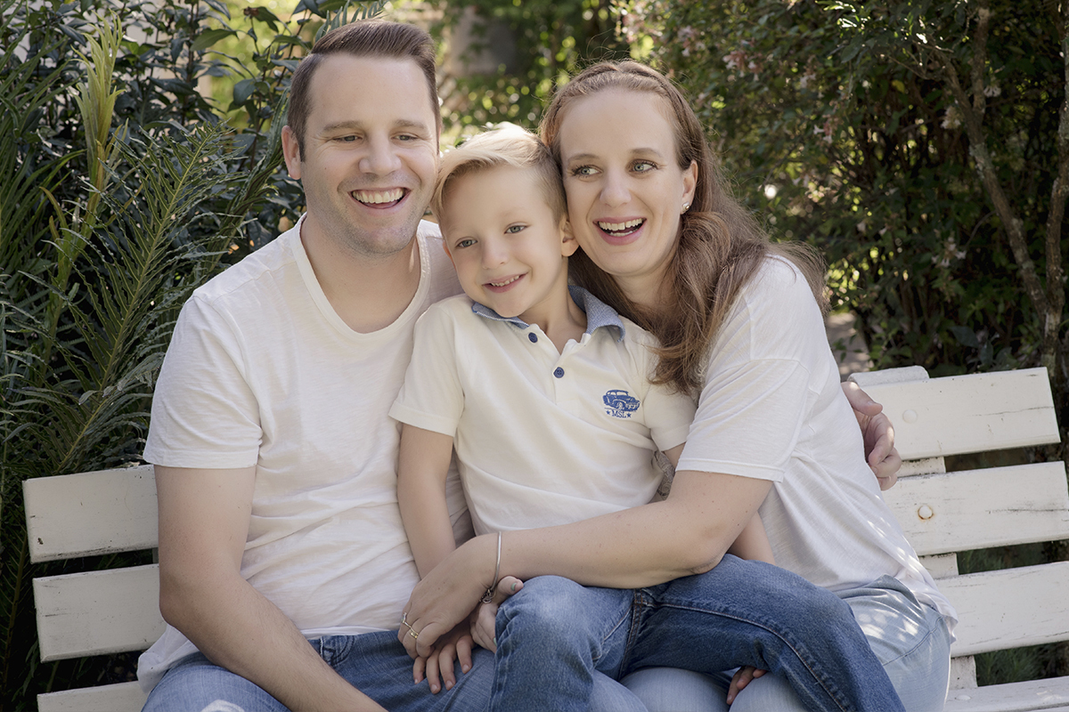 Foto de familia em caxias do sul fotografa morgana perini pais e filho branco branco madeira