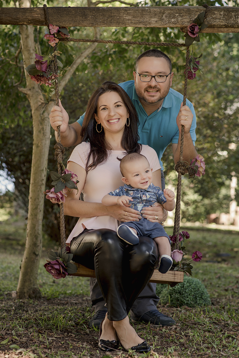 Foto de familia em caxias do sul fotografa morgana perini mae bebe colo no balanço pai atras
