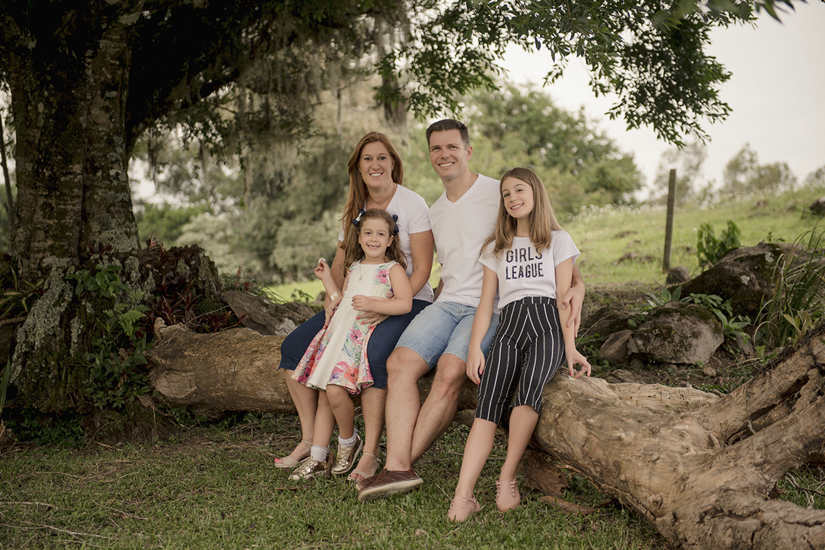 Foto de familia em caxias do sul fotografa morgana perini familia sentada em arvore caida