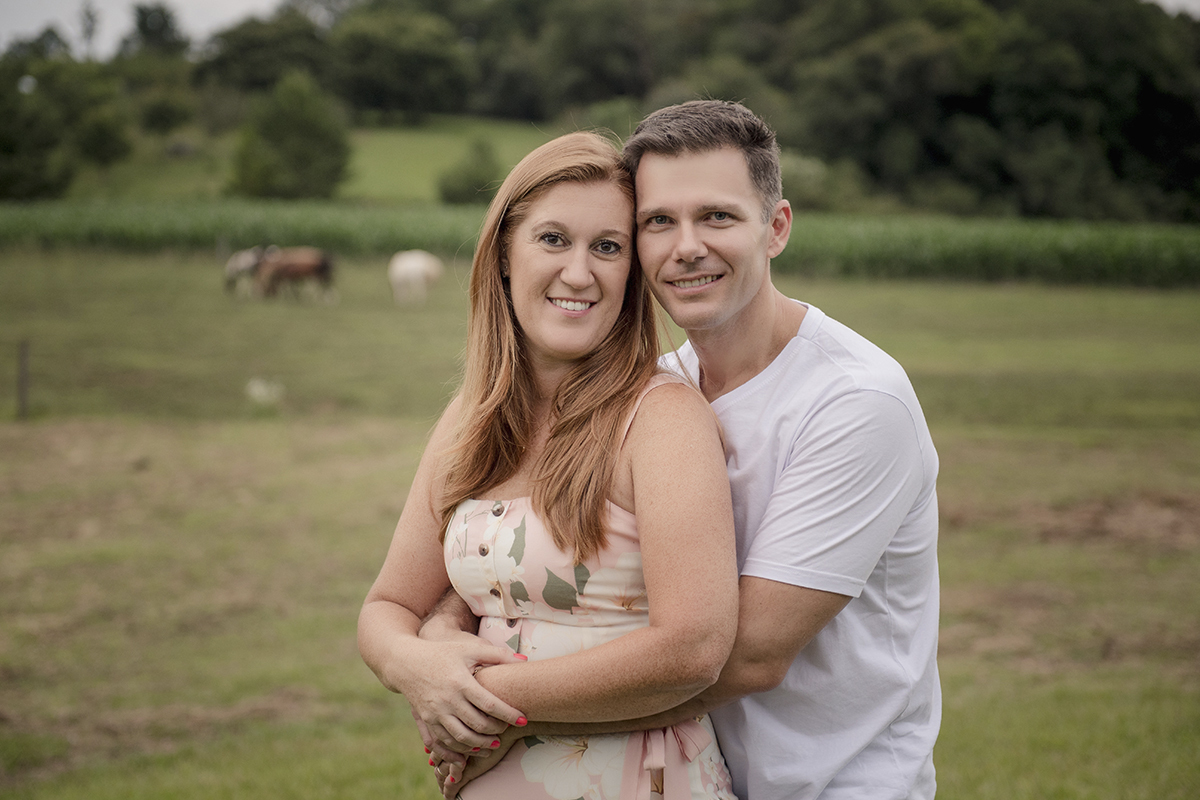 Foto de familia em caxias do sul fotografa morgana perini casal abraçado no campo