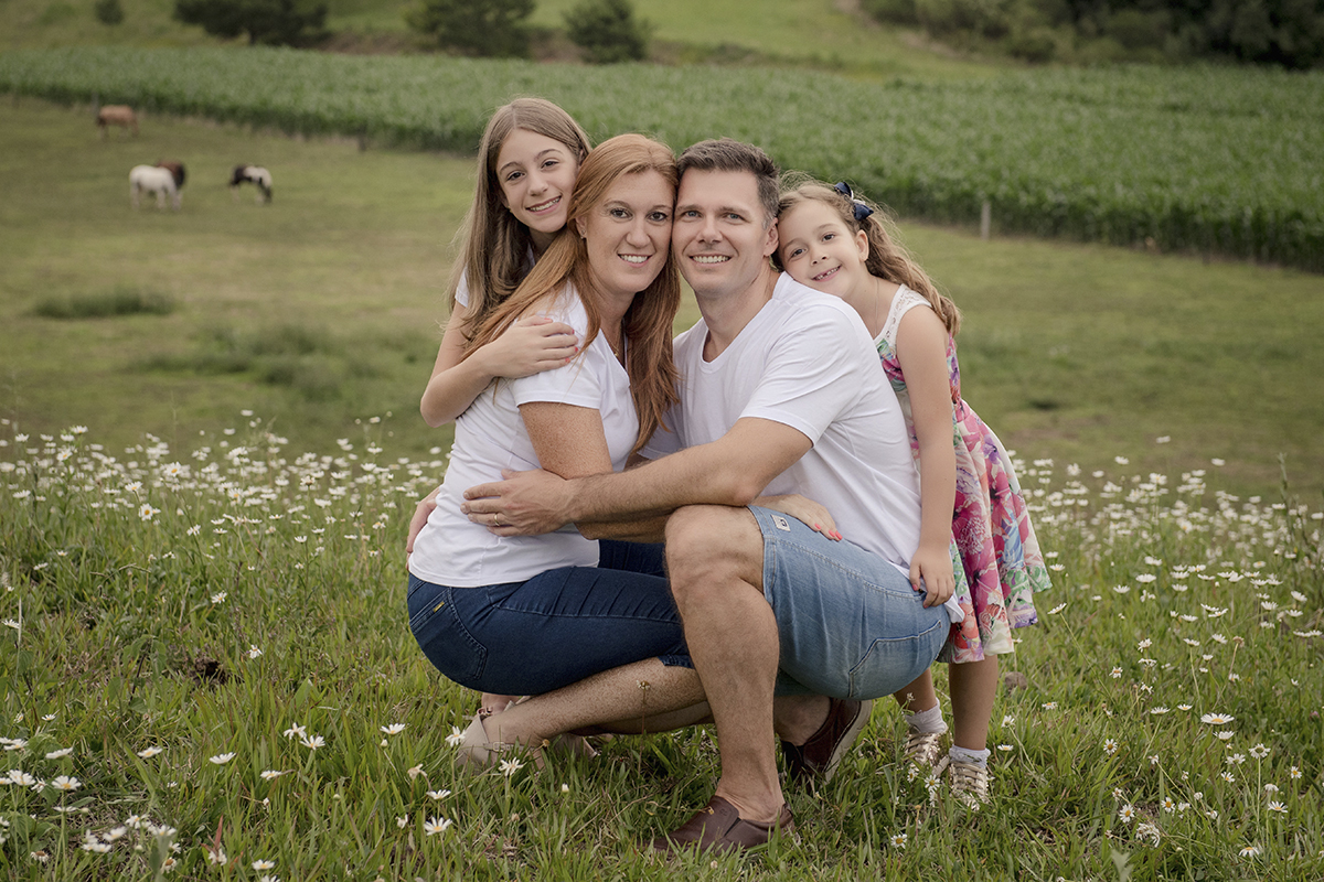 Foto de familia em caxias do sul fotografa morgana perini familia abraçada campo florido