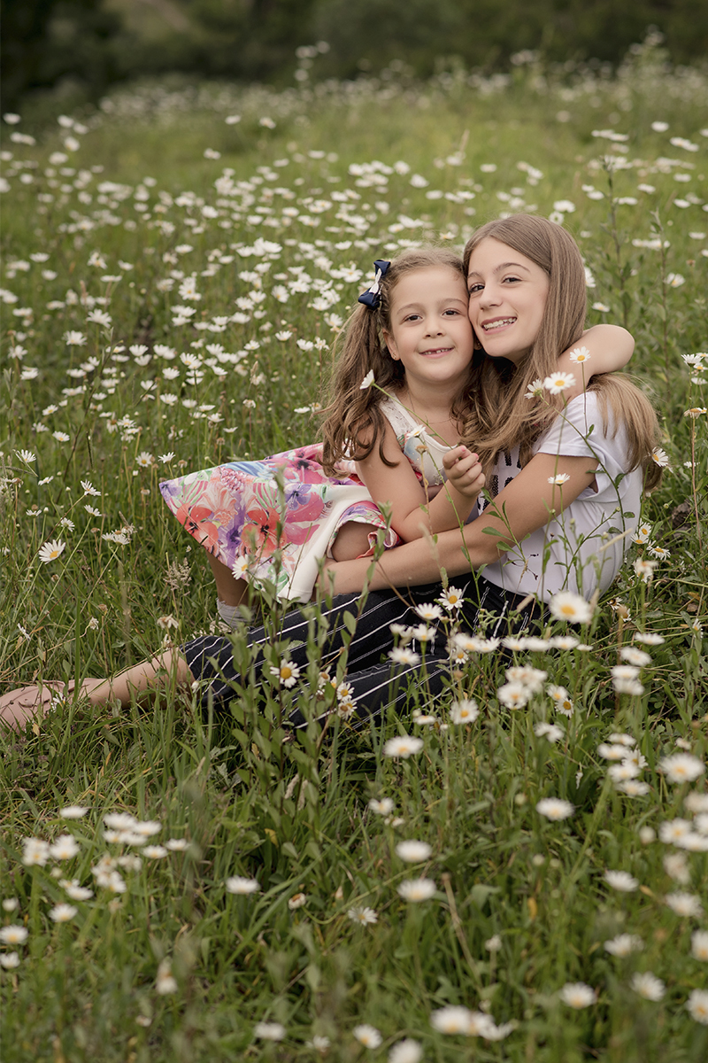 Foto de familia em caxias do sul fotografa morgana perini irmas abraçadas flores