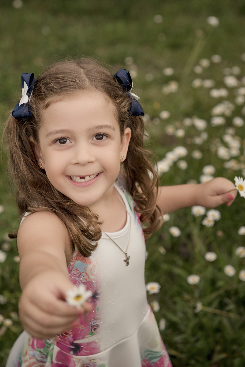 Foto de familia em caxias do sul fotografa morgana perini menina flor na mao