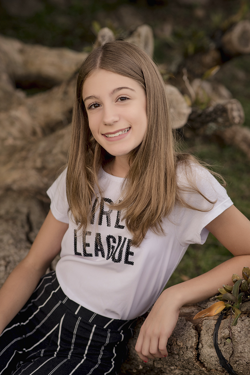 Foto de familia em caxias do sul fotografa morgana perini menina  sorrindo blusa branca