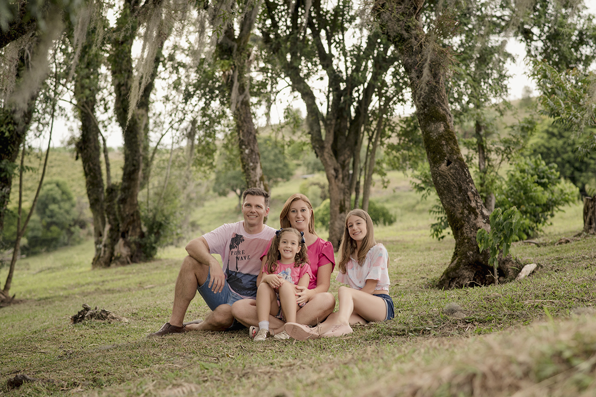 Foto de familia em caxias do sul fotografa morgana perini familia no meio das arvores