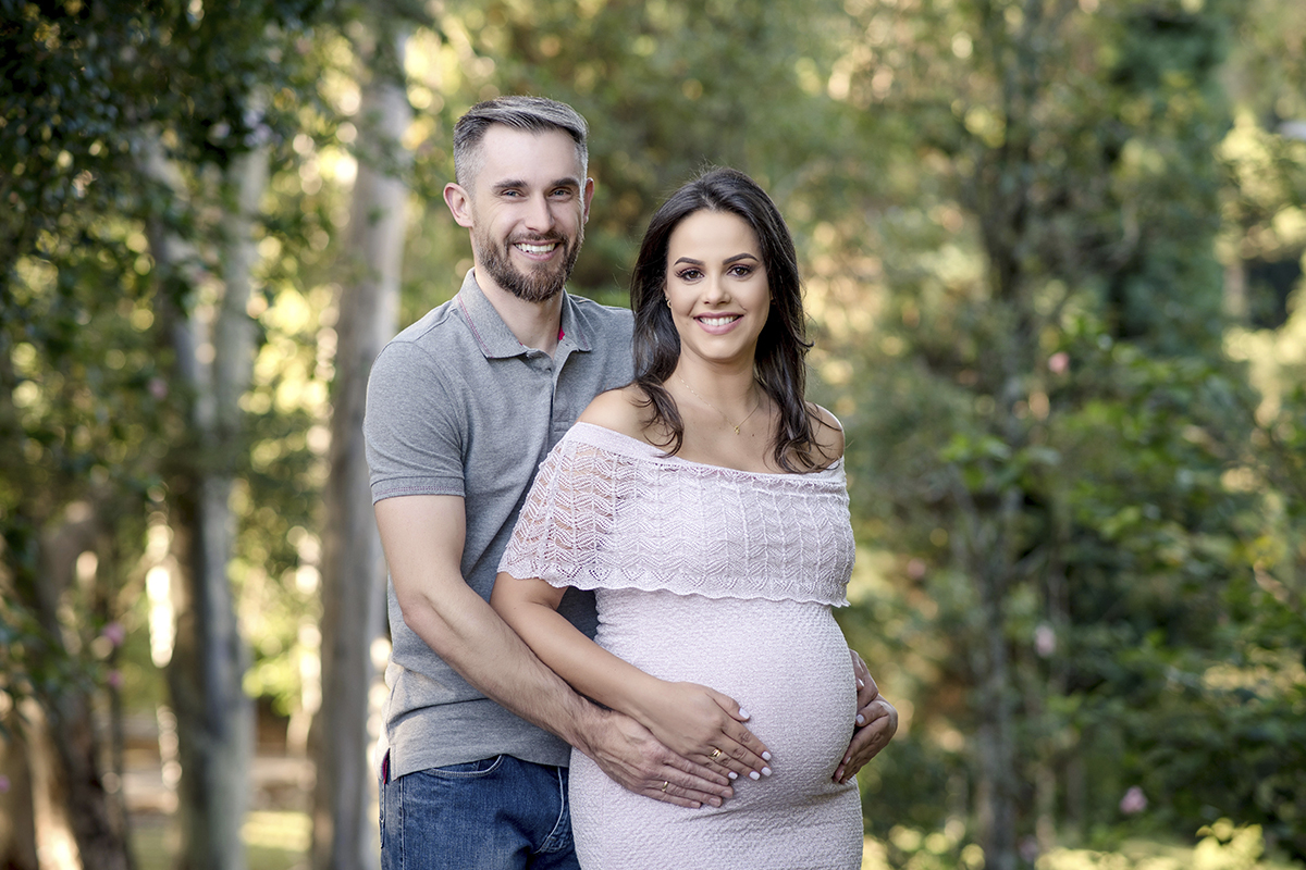 Foto de gestante em caxias do sul fotografa morgana perini marido de cinza abraçando esposa