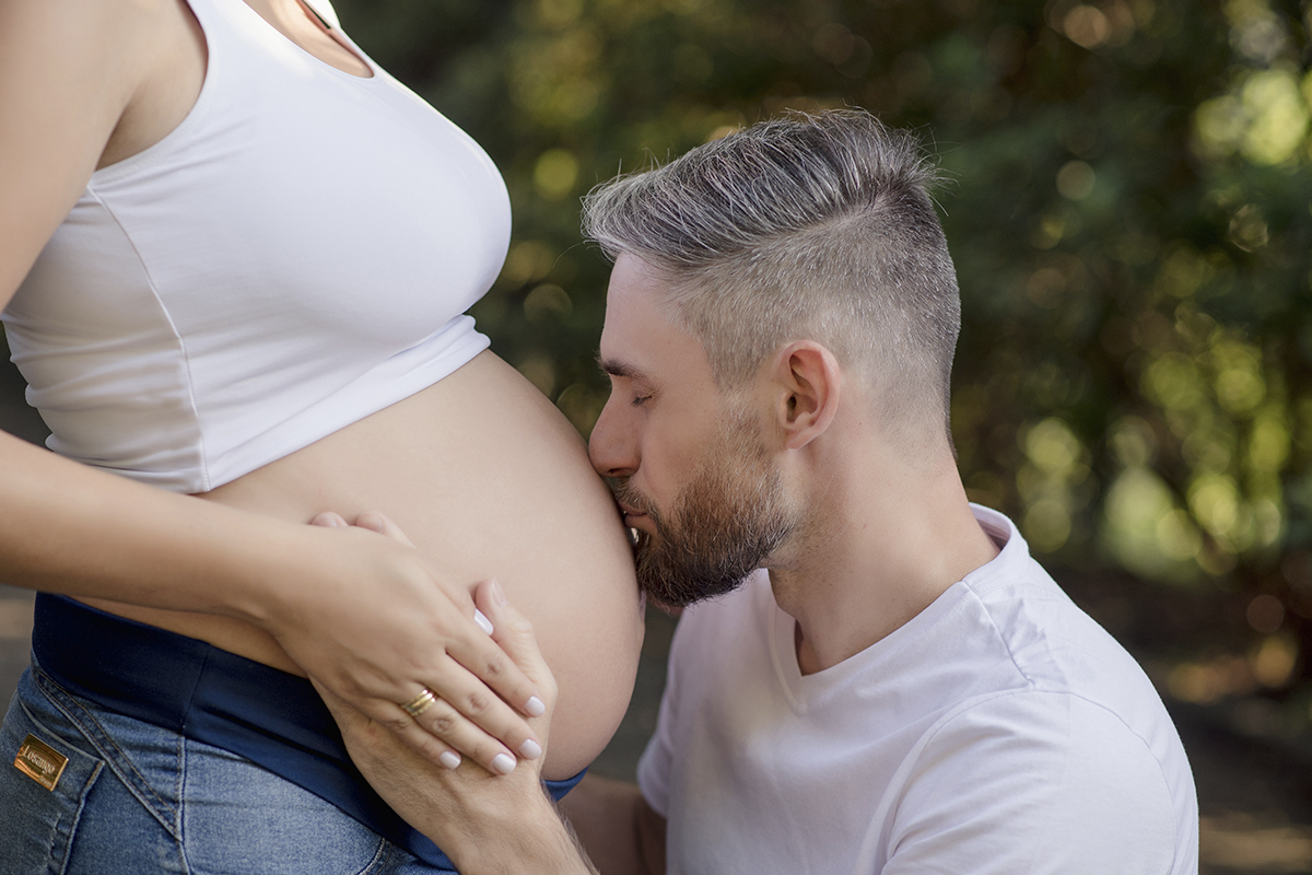 Foto de gestante em caxias do sul fotografa morgana perini  marido beijando barriga gestante