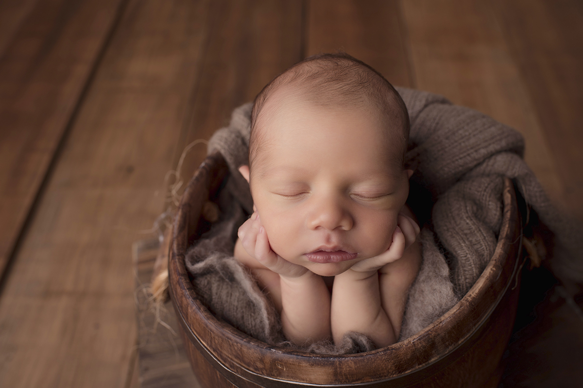 Foto newborn em caxias do sul fotografa morgana perini bebe segurando o rostinho tons marrons