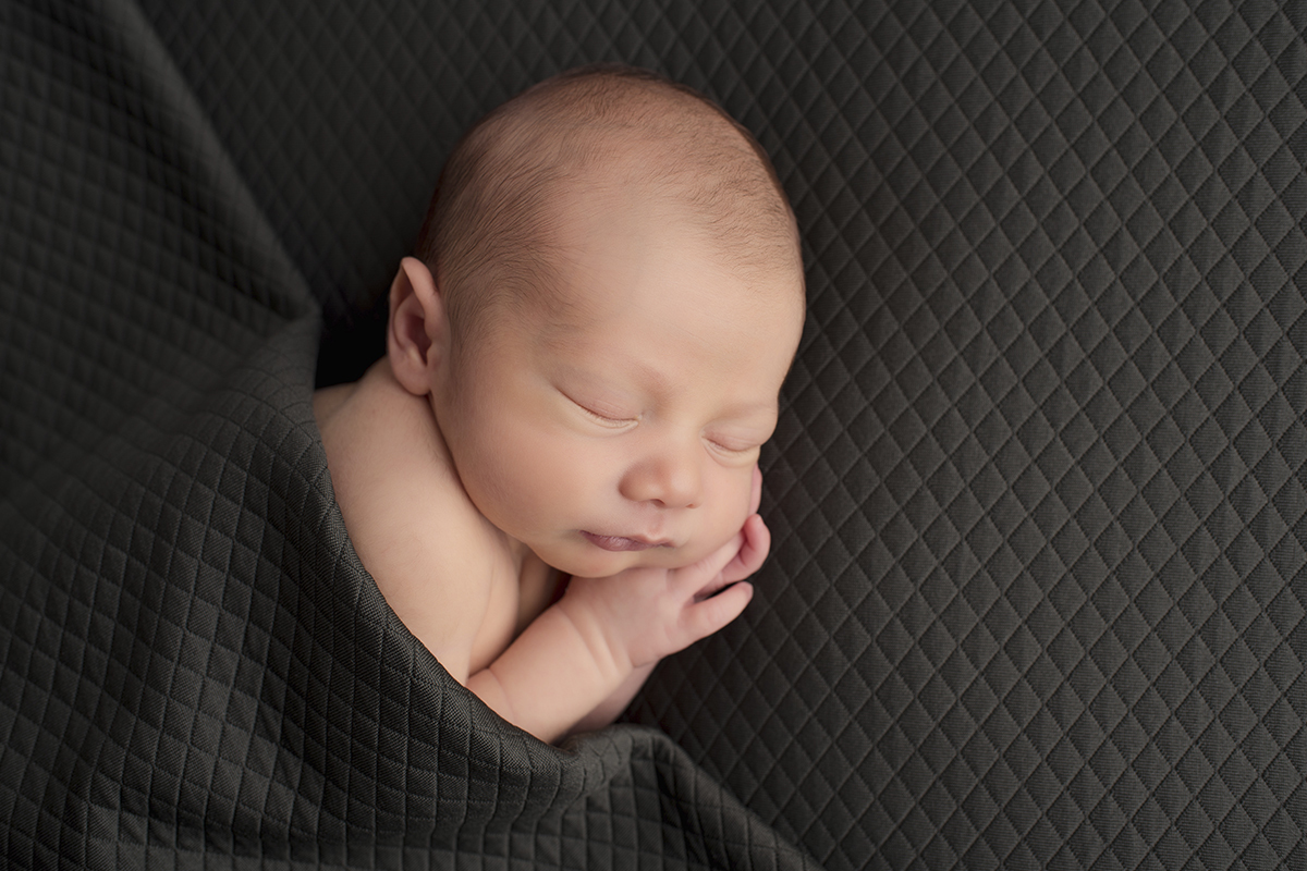 Foto newborn em caxias do sul fotografa morgana perini bebe cobertor preto