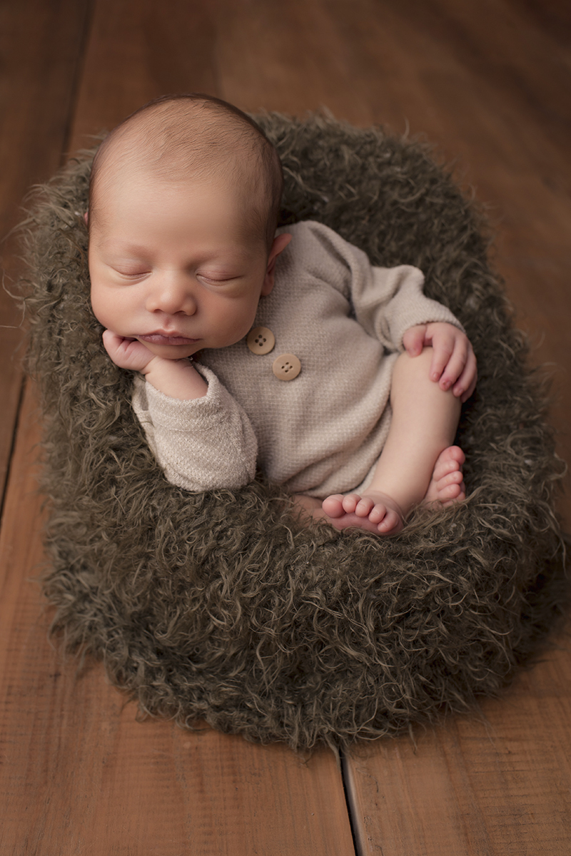 Foto newborn em caxias do sul fotografa morgana perini mao no queixo