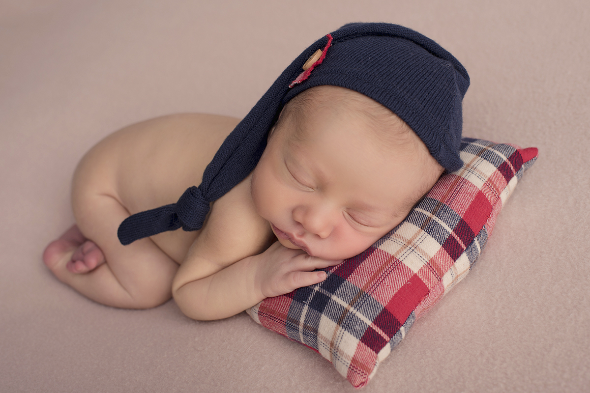 Foto newborn em caxias do sul fotografa morgana perini toca azul amofada xadrez