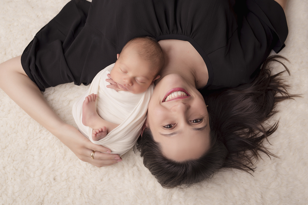 Foto newborn em caxias do sul fotografa morgana perini mae com bebe 