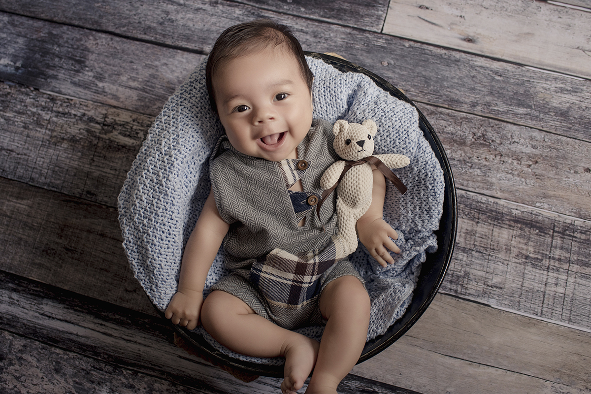 Foto de bebe em caxias do sul fotografa morgana perini bebe sorrindo ursinho tons de cinza