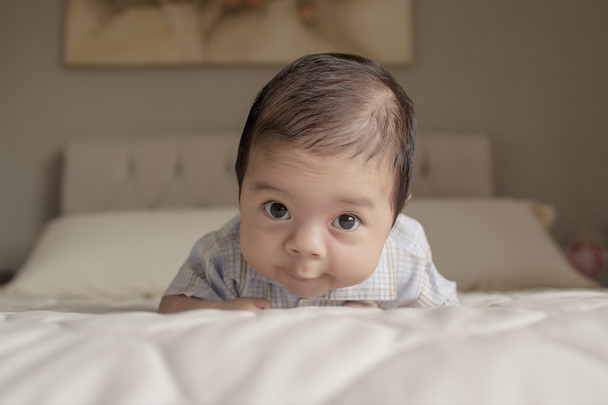 Foto de bebe em caxias do sul fotografa morgana perini bebe de bruço moreno