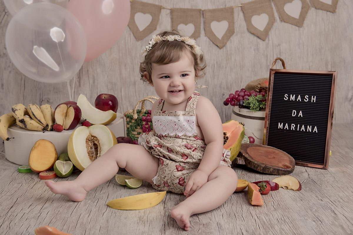 Foto de bebe em caxias do sul fotografa morgana perini bebe sorrindo frutas banana melao