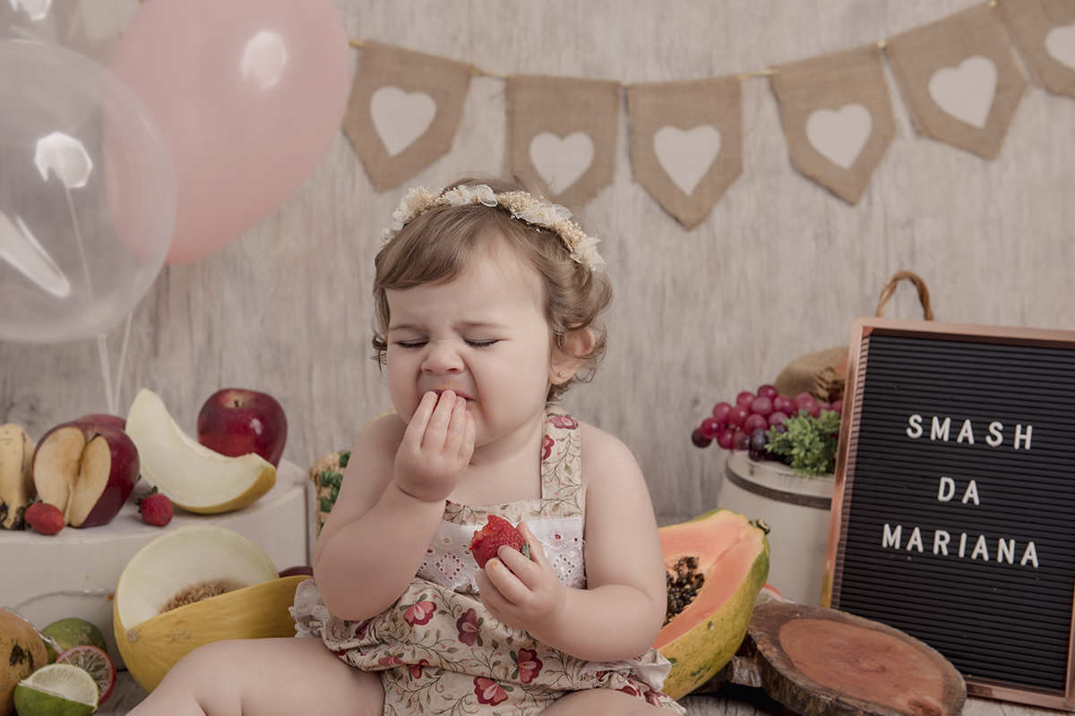 Foto de bebe em caxias do sul fotografa morgana perini comendo morango